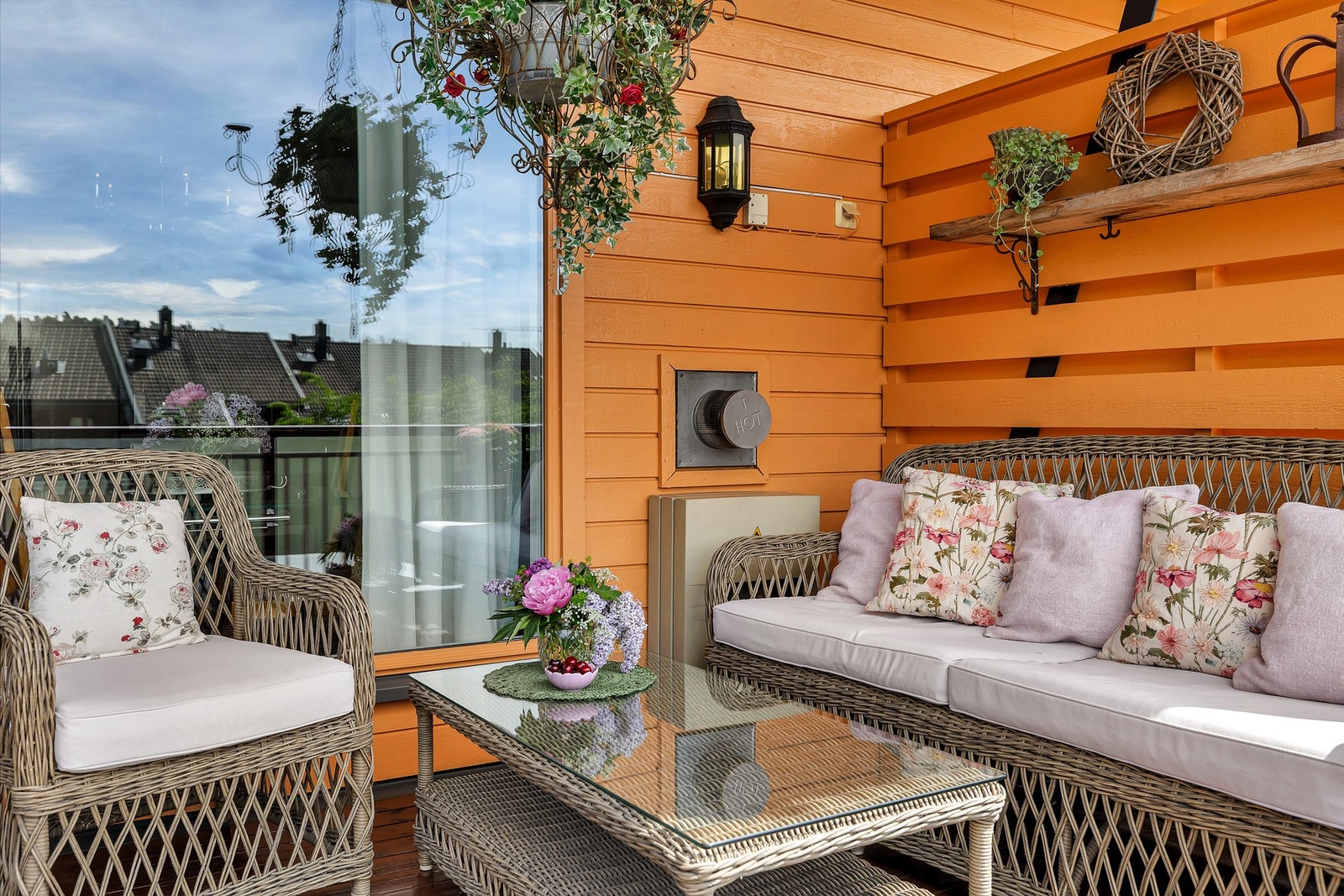 Her får du et ekstra oppholdsrom i sommerhalvåret, med god plass til sittegruppe, blomsterkasser og grill. Galleribilde