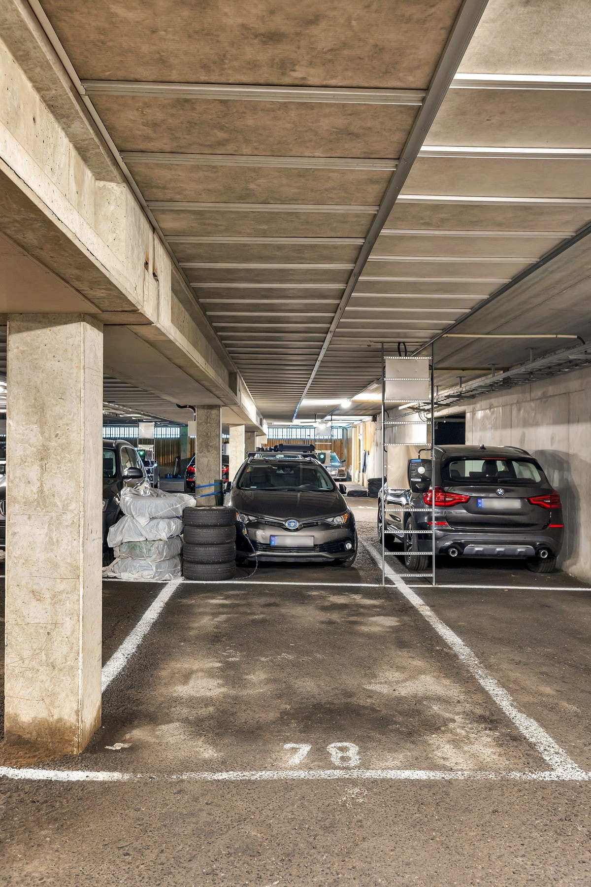 Det følger med bruksrett til en parkeringsplass i kjeller. Galleribilde