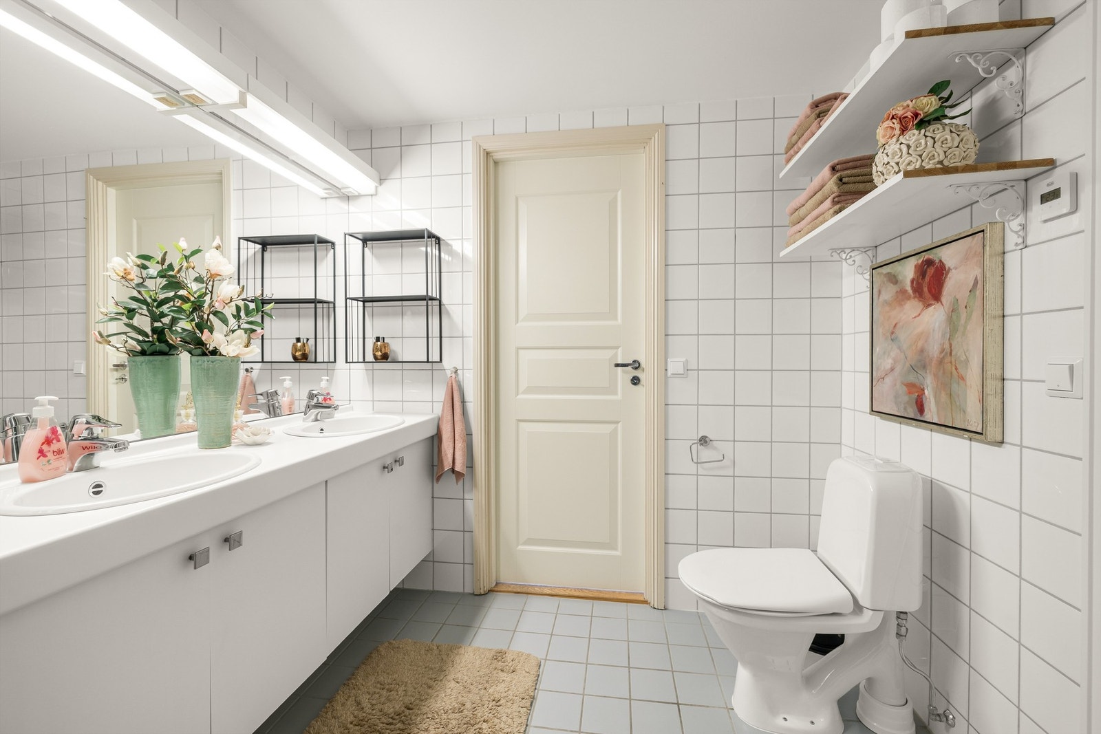 Her finner du en innredning med benkeskap, to servanter, dusjkabinett og toalett. Galleribilde