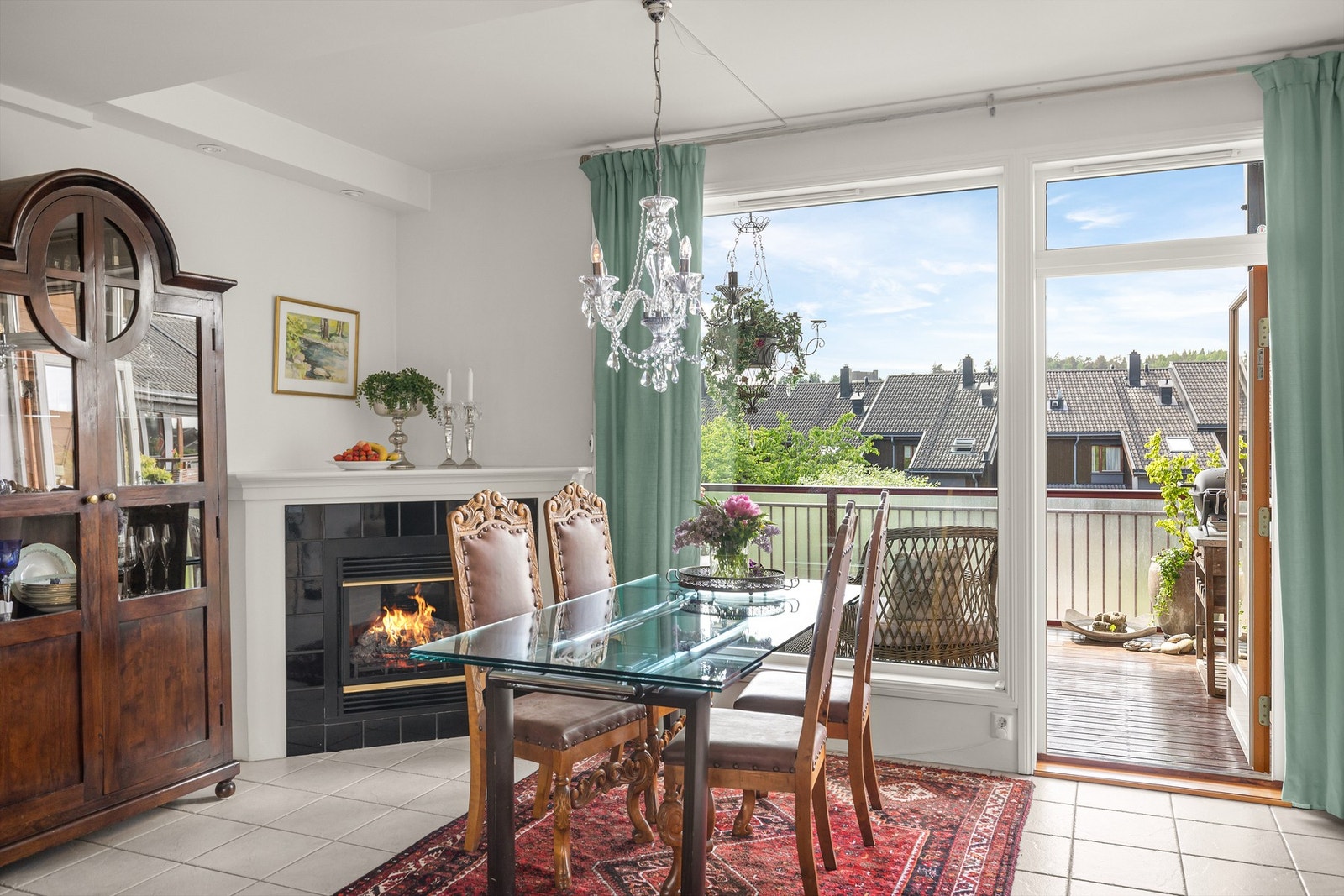 Den stemningsfulle gasspeisen tilfører både varme og hygge på kjølige dager, mens vannbåren gulvvarme sørger for jevn og behagelig komfort året rundt. Galleribilde