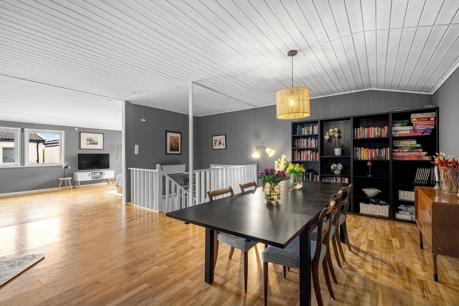 Det er god plass til ønsket spisegruppe i stuen. Galleribilde