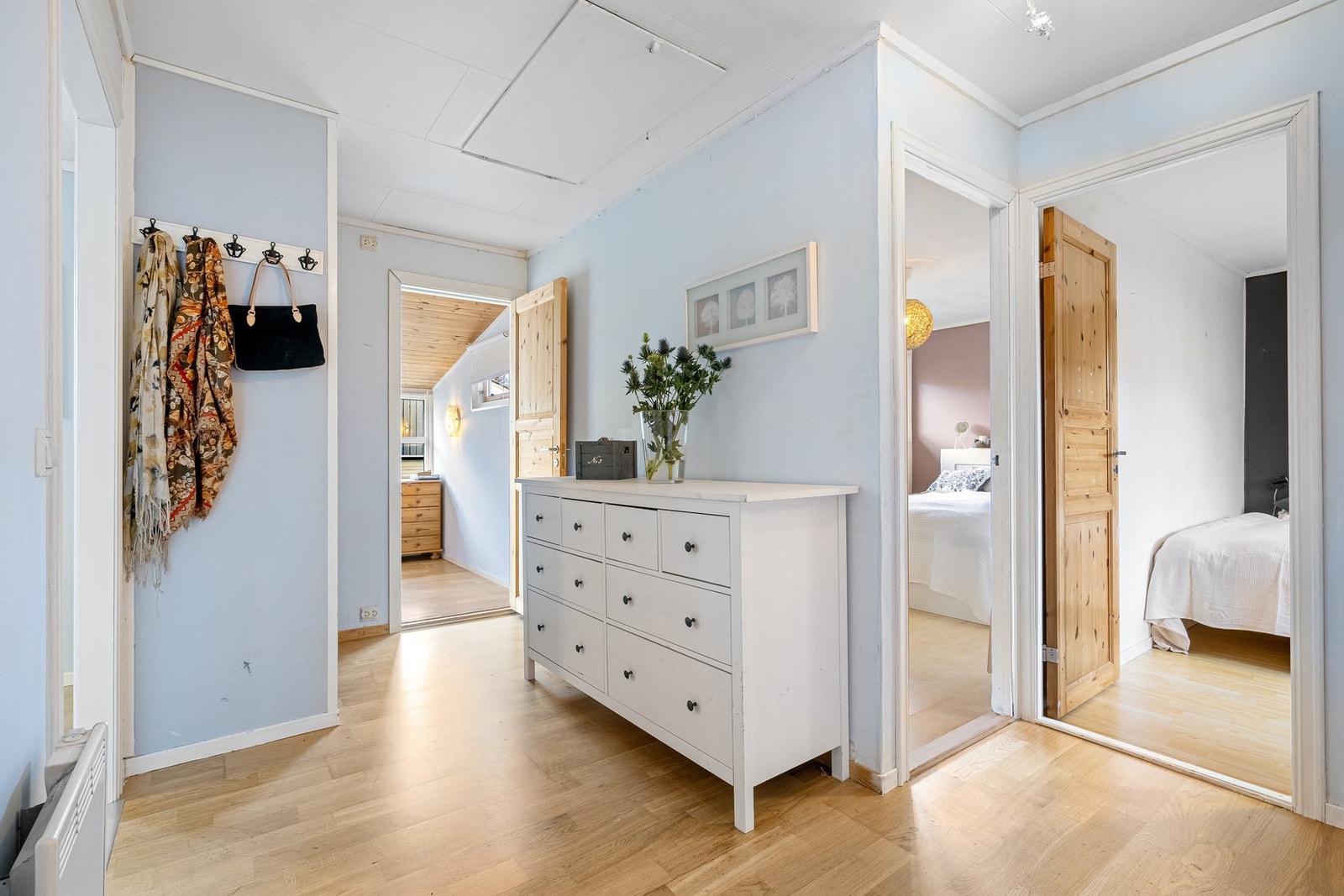 Romslig entré med god plass til yttertøy. Galleribilde