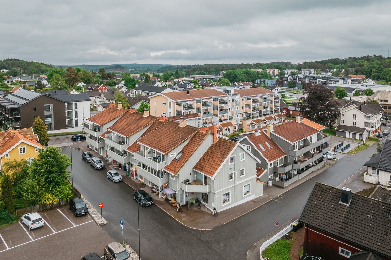 Eiendommen er omkranset av et sentralt område med nærhet til butikker og kollektivtransport. Galleribilde