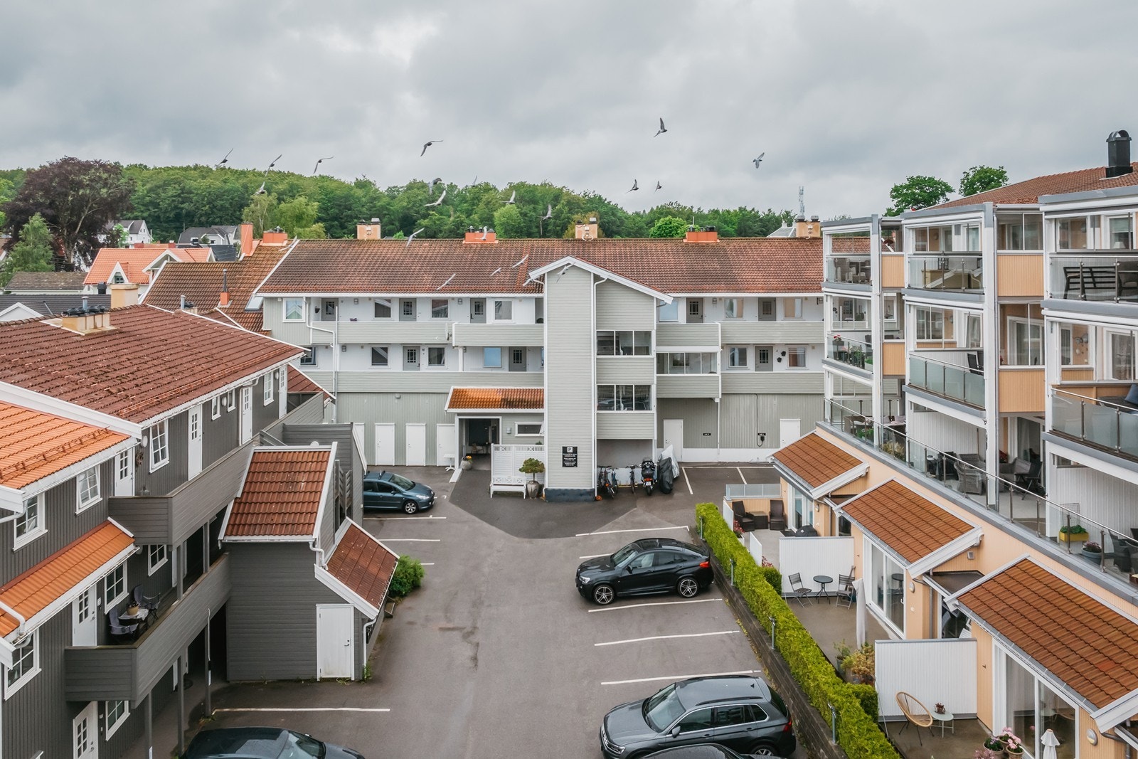 Tilgang til biloppstillingsplasser på felles parkeringsområde. Leiligheten disponerer en fast parkeringsplass som er merket med leilighetens nummer/bokstav. 1J. Galleribilde