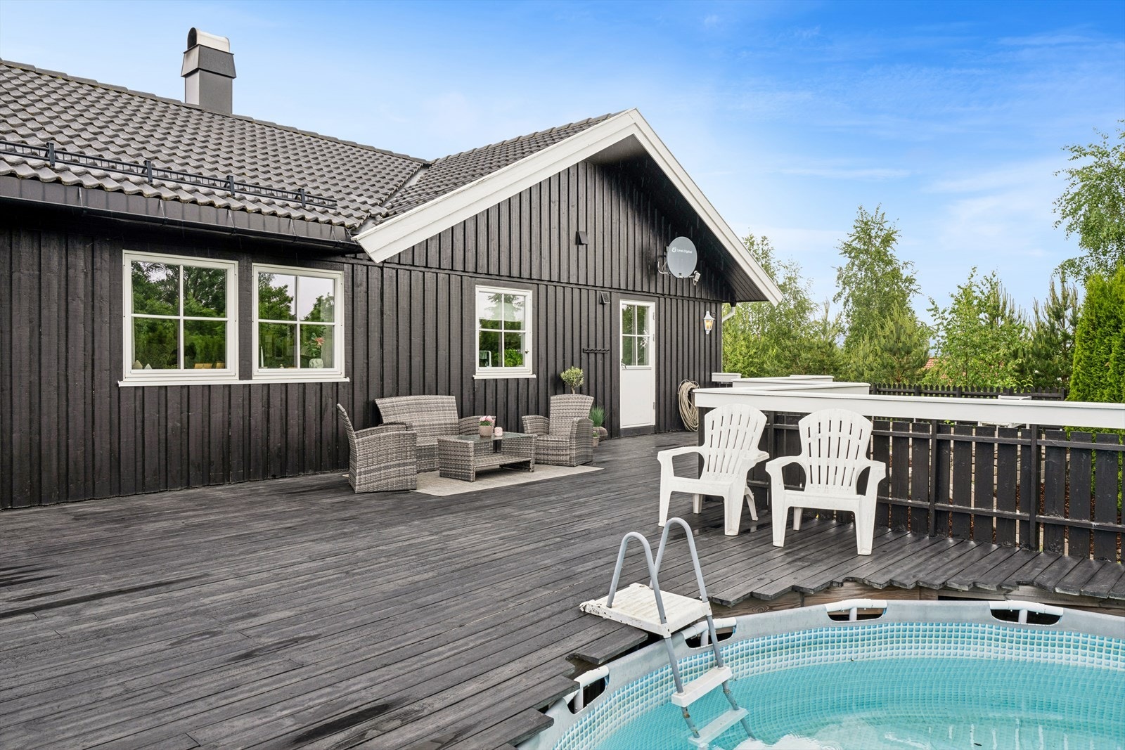 Stor terrasse med flere soner, perfekt for både avslapning og sosiale sammenkomster. Galleribilde