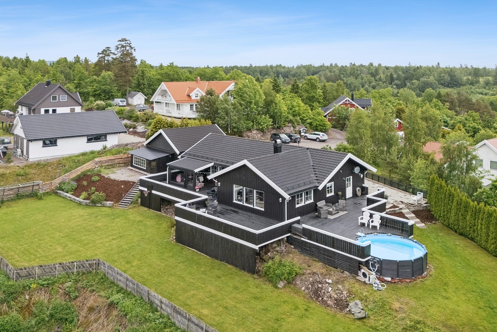 Romslig plen på vestsiden, pent rammet inn av skigard, med god plass til lek og utfoldelse. Galleribilde