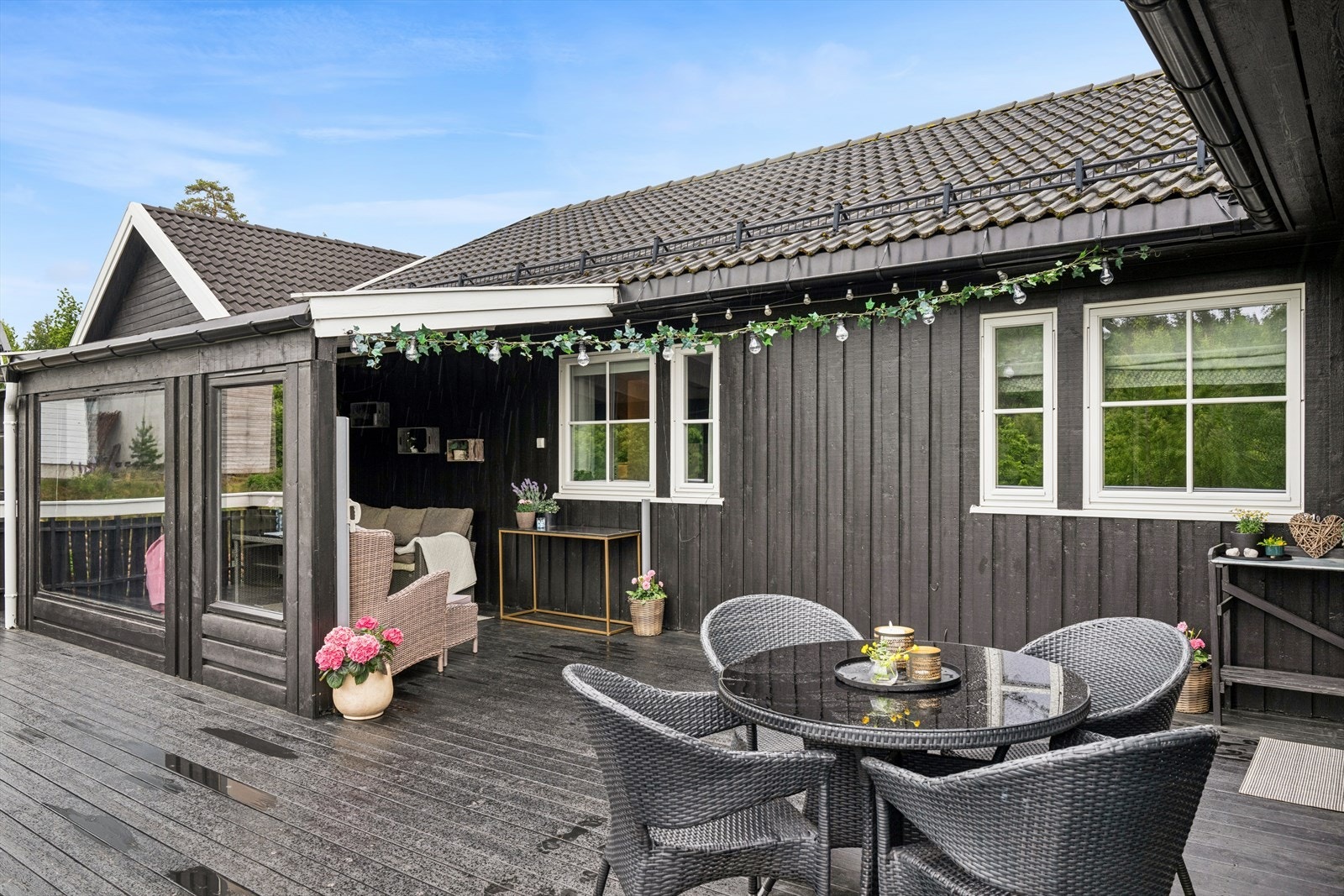 Stor og innbydende terrasse med god plass til både spisegruppe og sosiale soner. Galleribilde