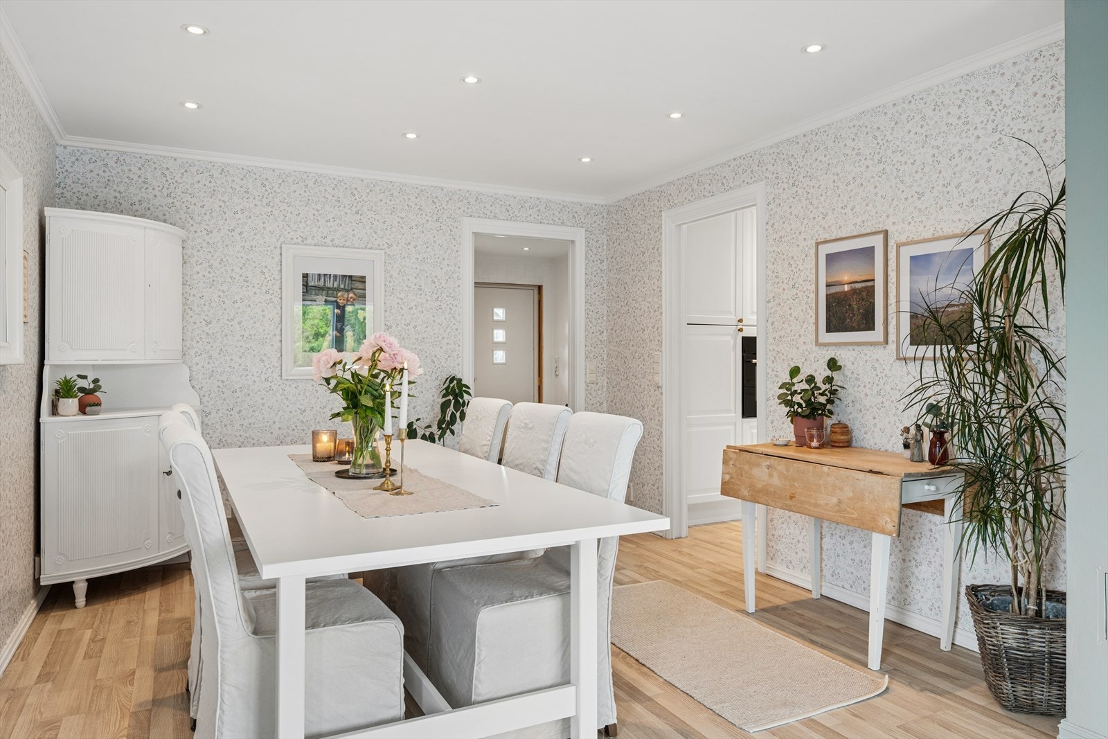 Stuesonen er naturlig inndelt med eget spiseområde. Galleribilde