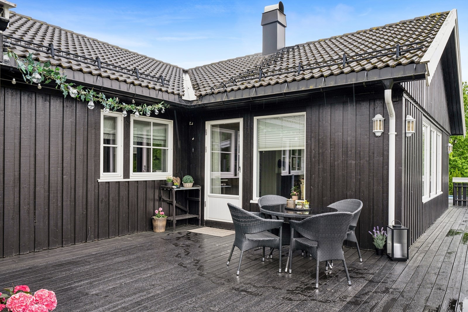 Hyggelig og skjermet terrasse med direkte tilknytning til boligen. Galleribilde