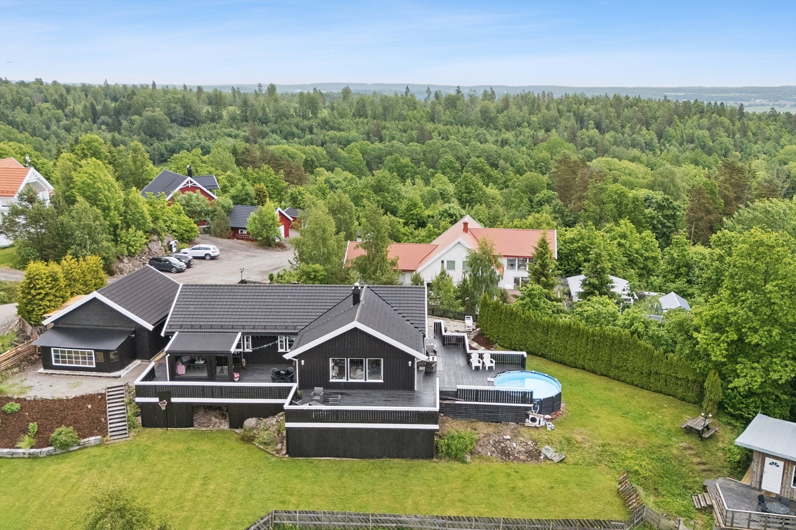 Eiendommen byr på en stor og solrik tomt med et gjennomgående velstelt preg og gode uteområder for både rekreasjon og aktivitet. Galleribilde