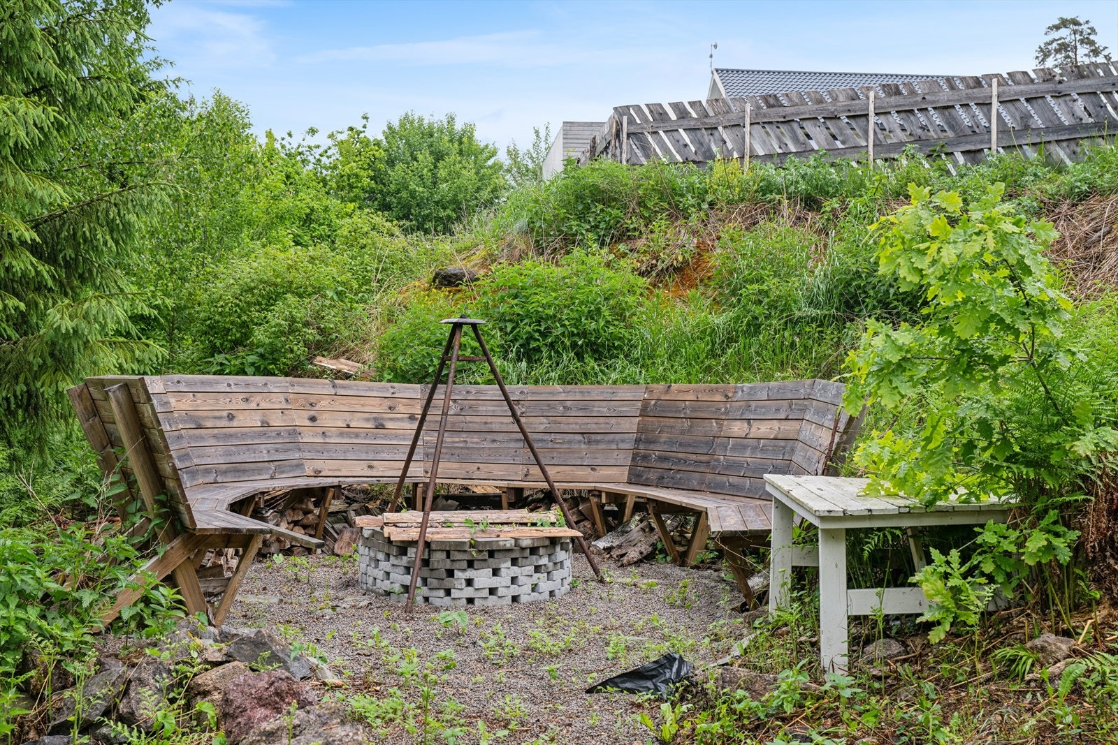 Idyllisk bålplass med sitteplasser, perfekt for hyggelige stunder med familie og venner. Galleribilde