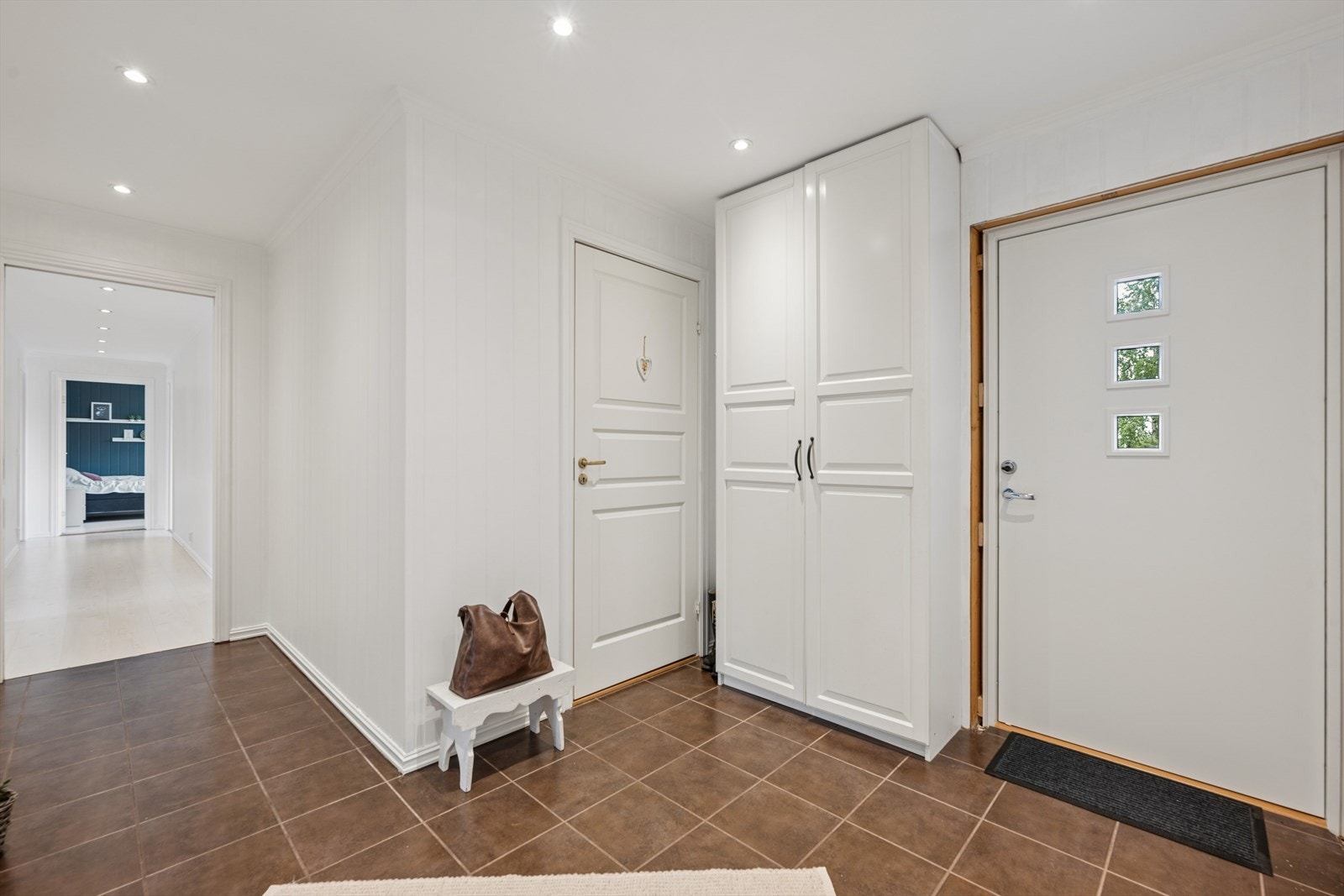 Du kommer inn til en romslig entré med god plass til garderobe og oppbevaring. Galleribilde
