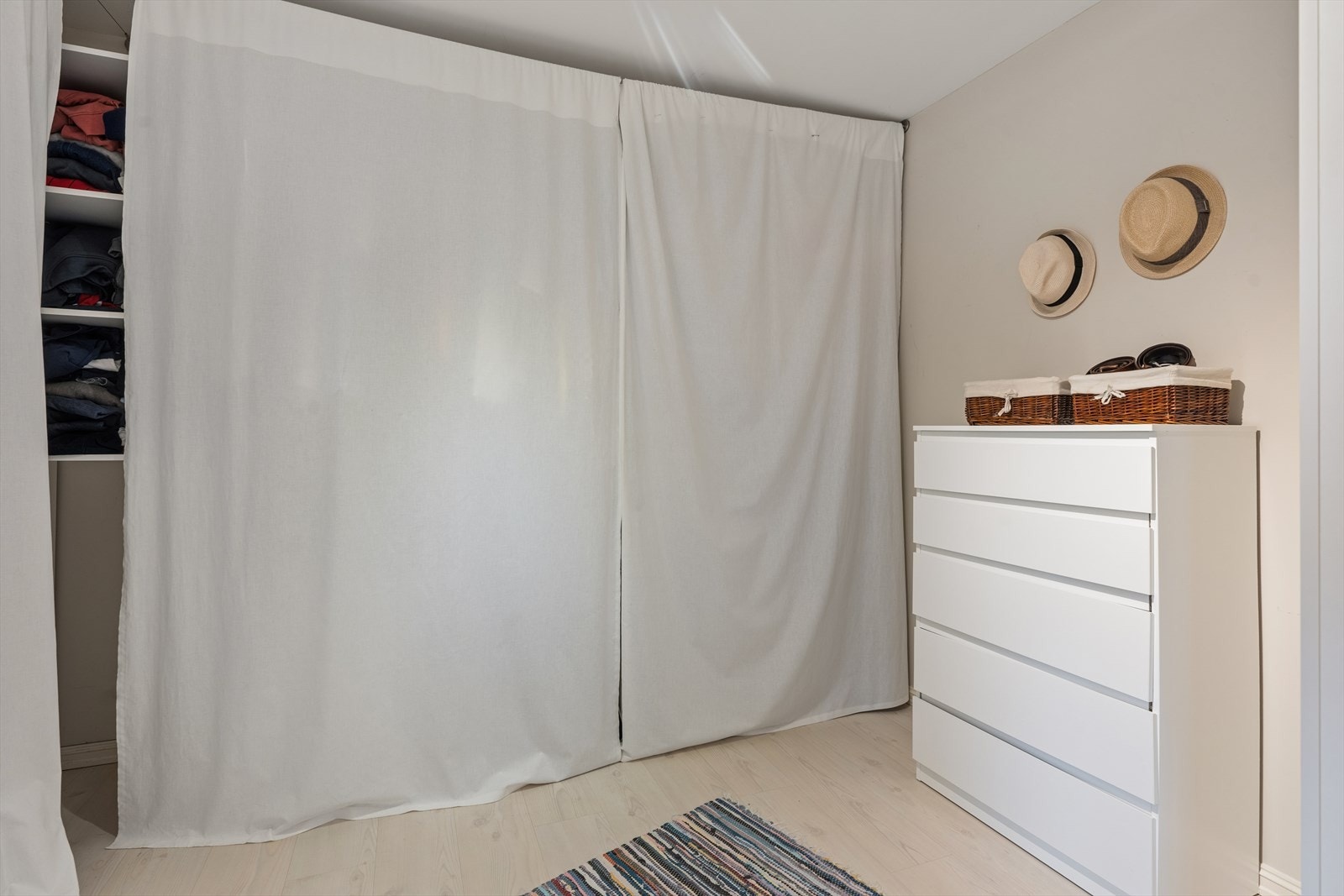 Hovedsoverommet har eget walk-in-closet med rikelig lagringsplass. Galleribilde