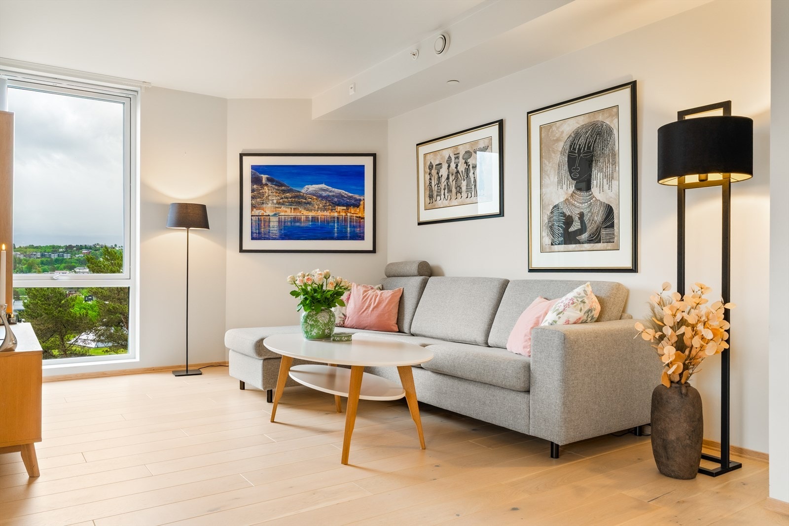 Her er det god plass til en koselig sofakrok. Galleribilde