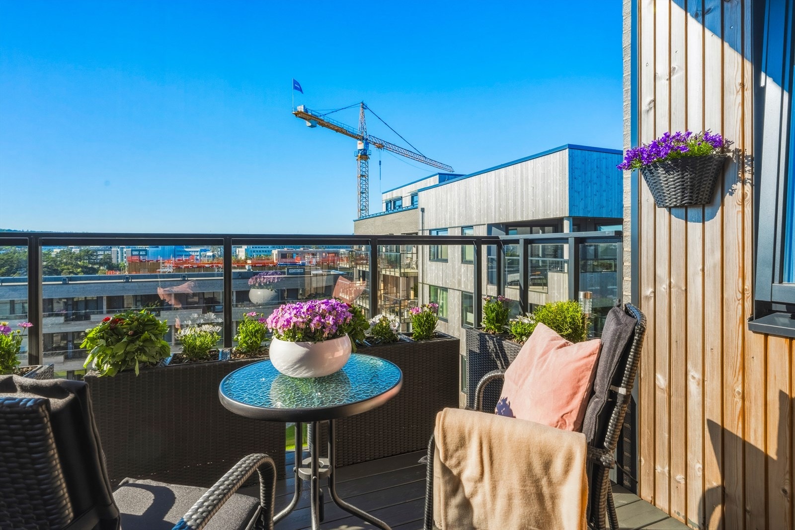 Balkongen fungerer som en naturlig forlengelse av oppholdsrommet i sommerhalvåret. Galleribilde