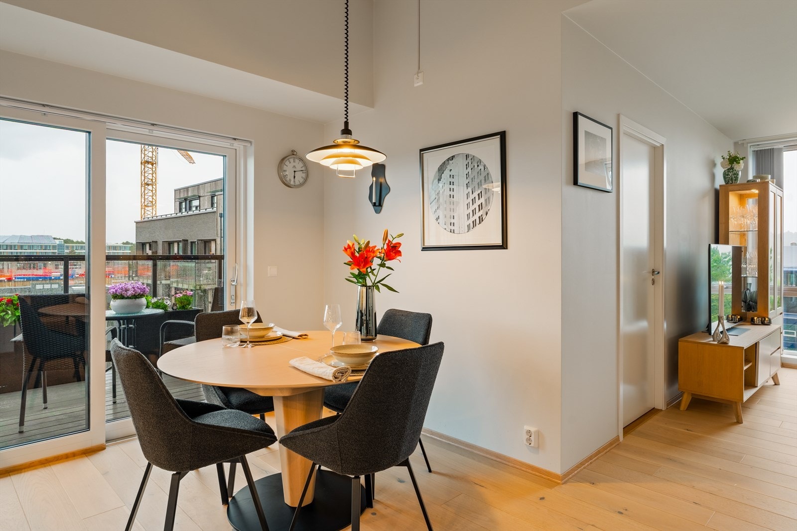 Ventilasjon skjer via balansert ventilasjonsanlegg som sikrer et godt inneklima. Galleribilde