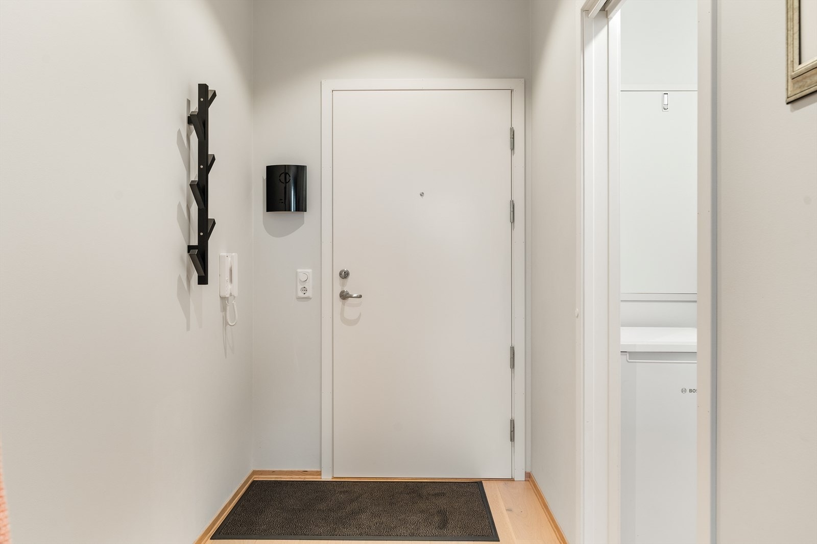 Du ønskes velkommen inn i en lys og romslig entré med god plass til oppbevaring av yttertøy og sko. Pene farge- og materialvalg gir et svært godt førsteinntrykk av boligen. Galleribilde