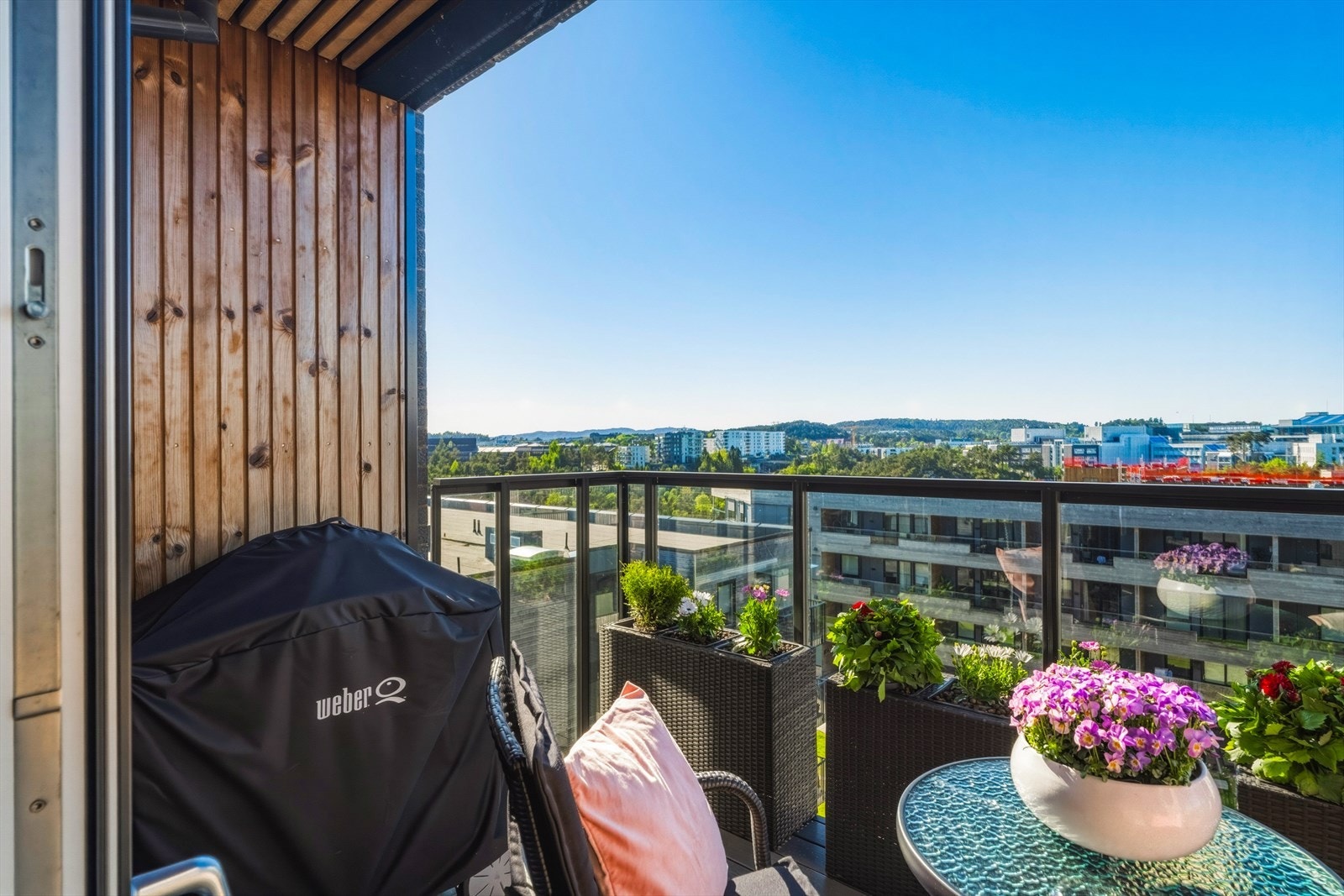 Den innbydende balkongen har plass til utemøbler og hyggelige måltider i det fri. Galleribilde