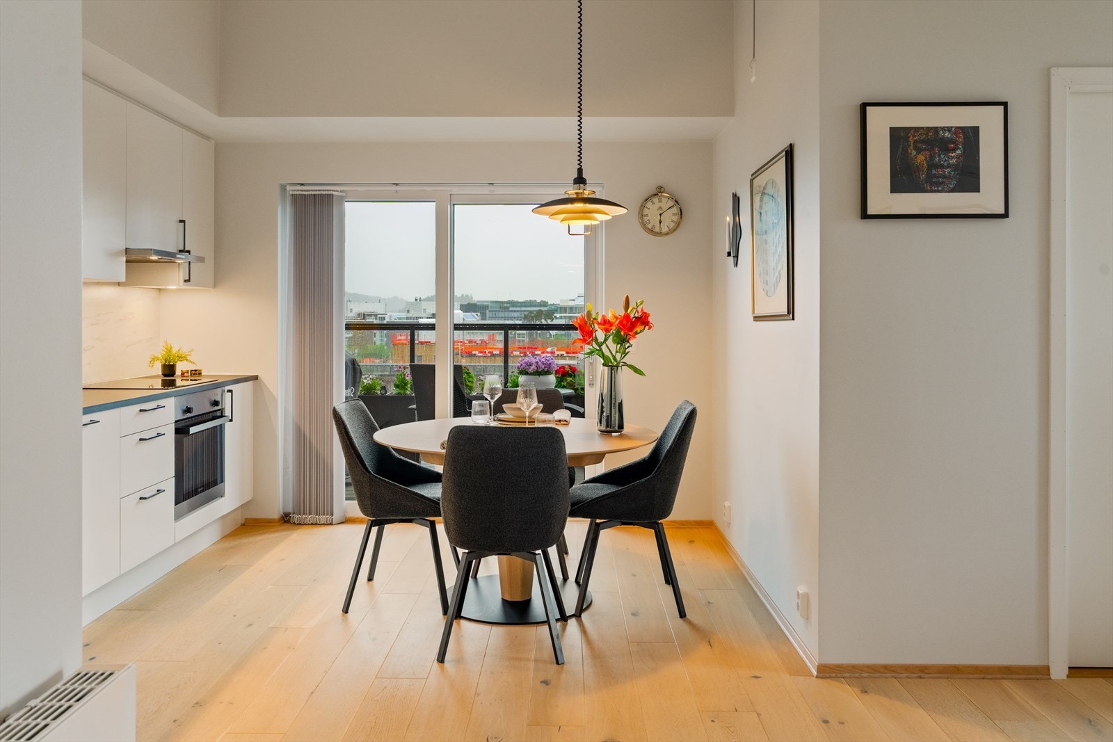 Moderne og tidløst HTH-kjøkken med glatte fronter og gode oppbevaringsmuligheter. Galleribilde