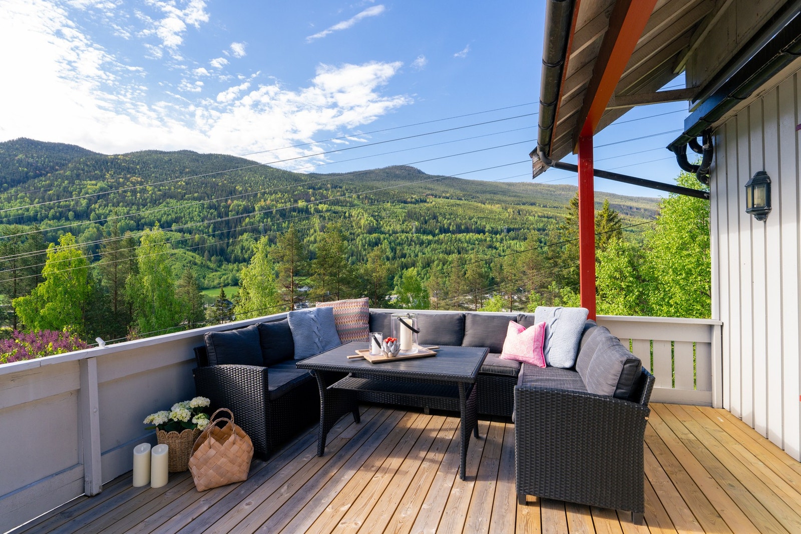 Det er montert markise på terrassen - så salongen kan nytes selv om det kommer noen regndråper eller man vil skjerme seg for solen. Galleribilde