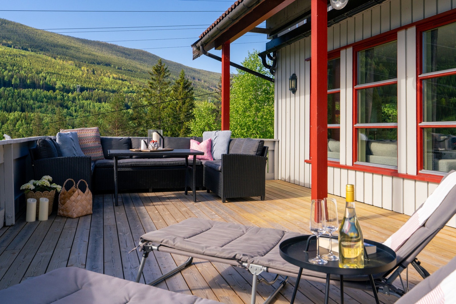På terrassen er det nylig lagt nytt tregulv. Galleribilde