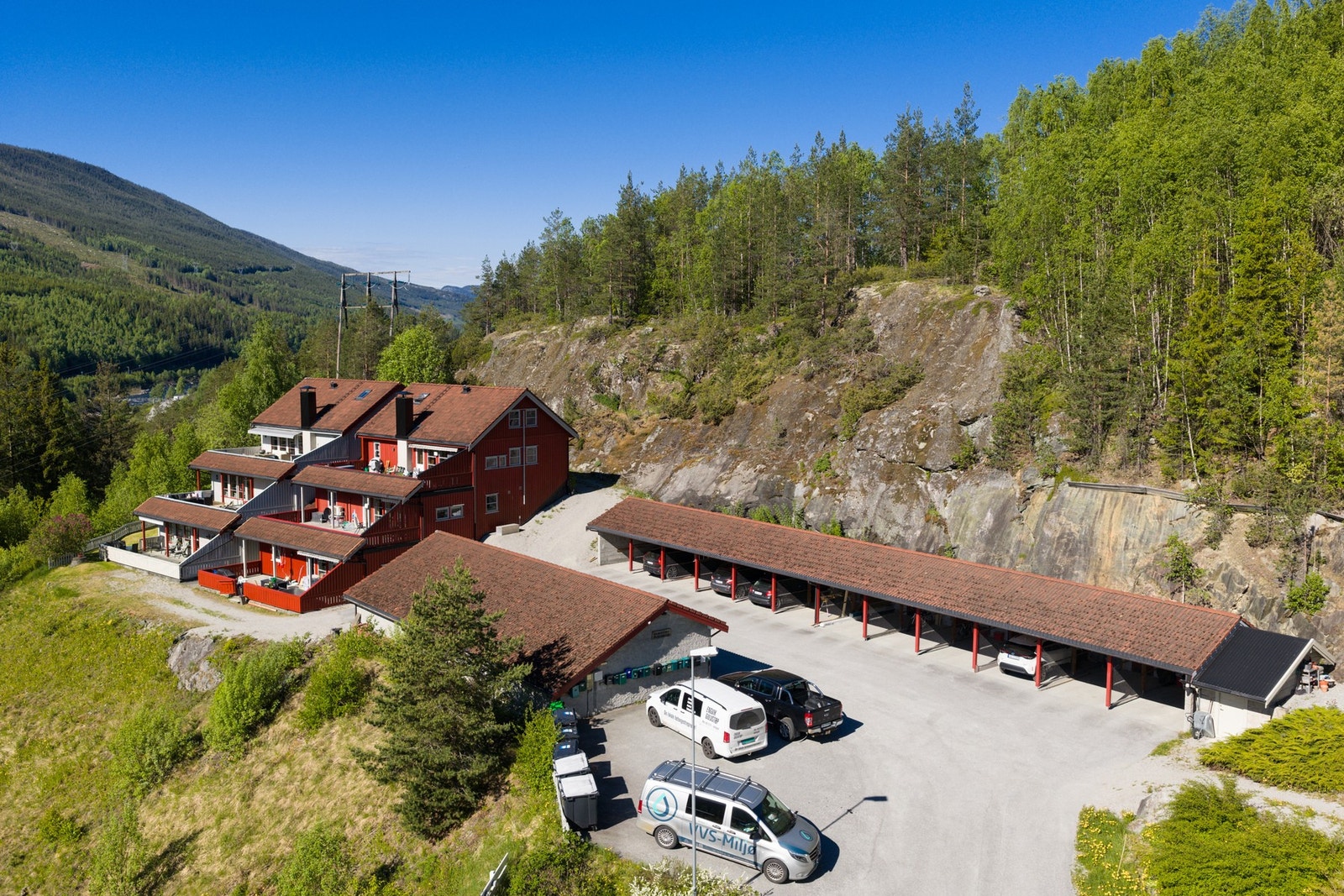 Carportanlegg på tunet. Ved carporten er det en egen sportsbod Galleribilde