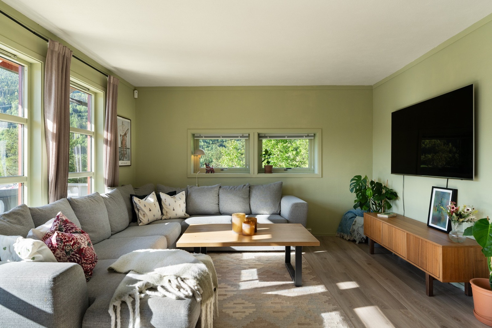 God plass for en stor sofa i TV-kroken Galleribilde