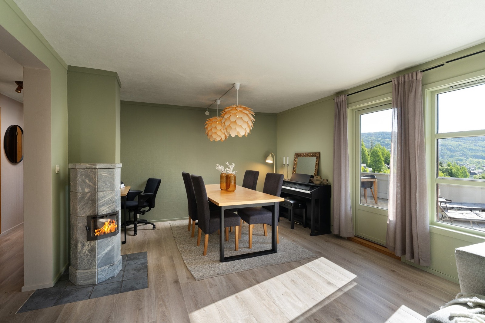 Ved spisestuen er det plass for en arbeidsstasjon. Galleribilde