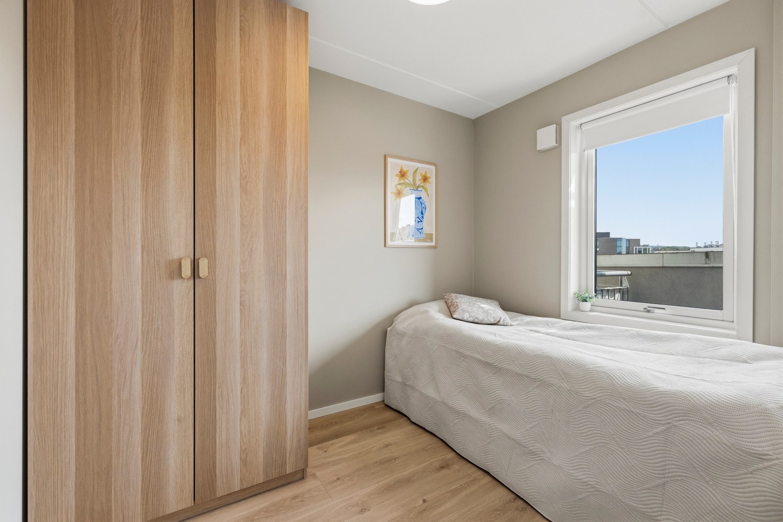Soverom 2 med god plass til seng og garderobe Galleribilde