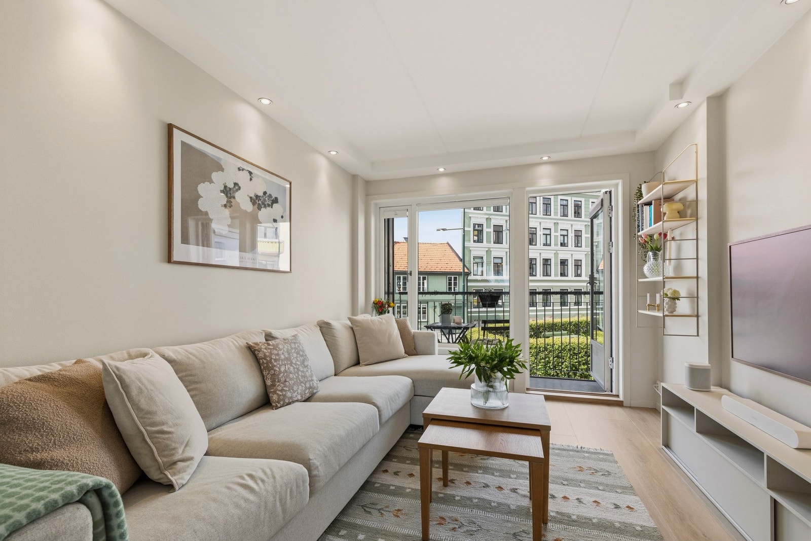 Fra stuen er det utgang til balkong nr. 2 Galleribilde