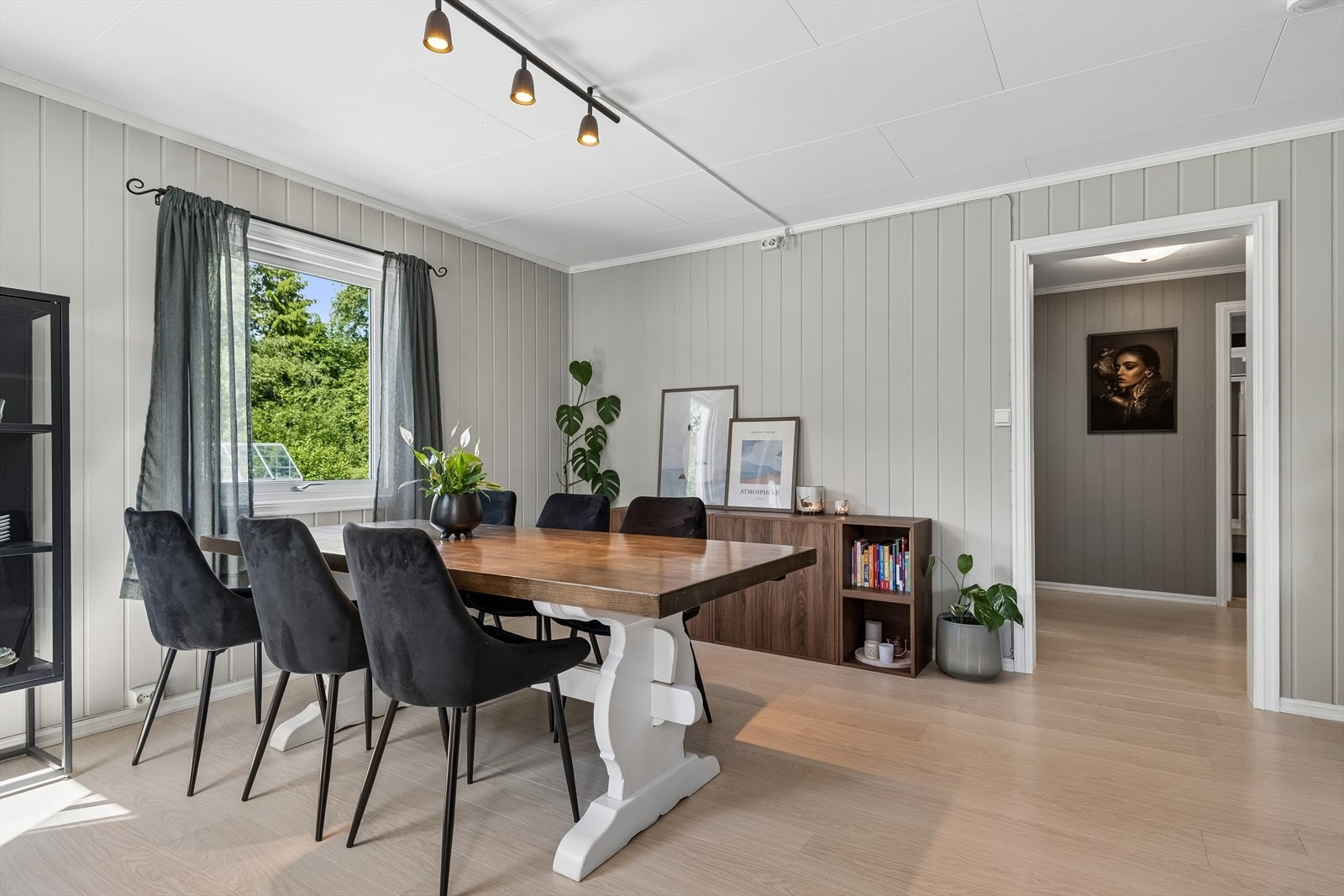 Gjennomgående laminatgulv og malte panelvegger i oppholdsrommene. Galleribilde