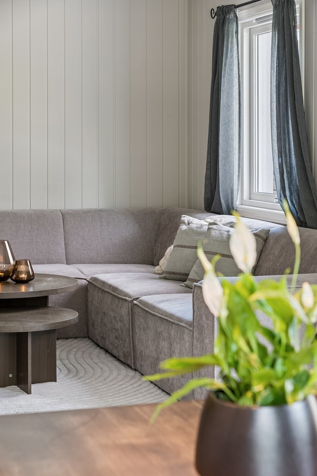 Trivelig stuestemning! Vinduene i stuen slipper inn godt med dagslys. Galleribilde