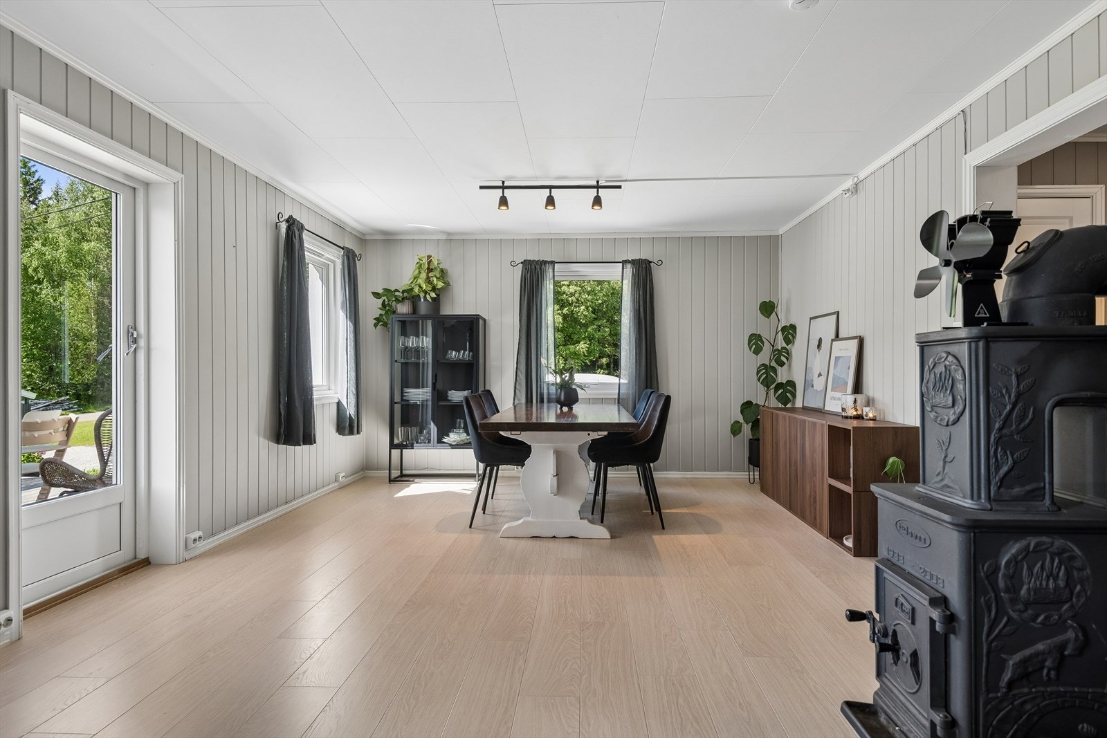 Fra stuen er det direkte utgang til den store, overbygde verandaen. Galleribilde
