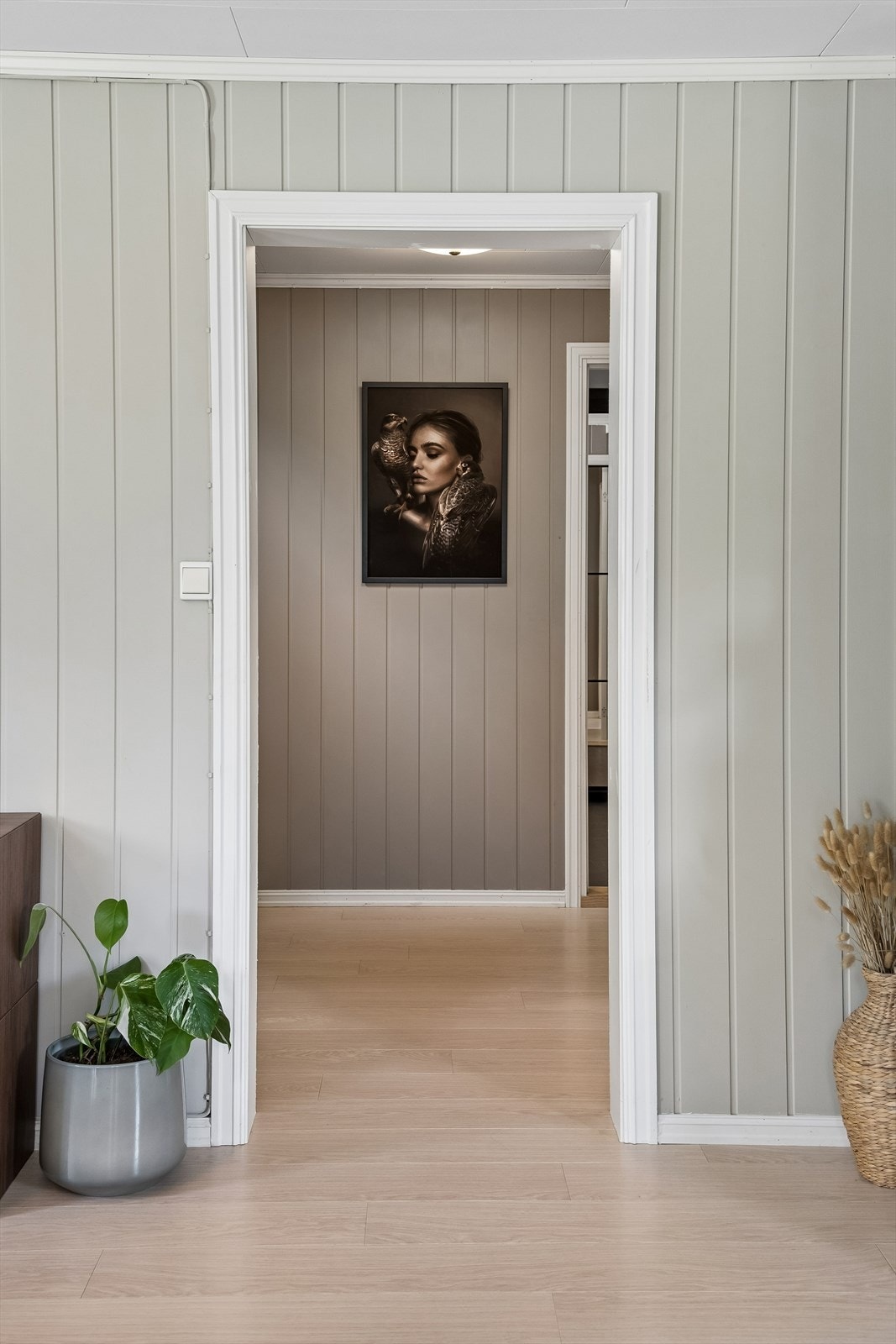Til stuen er det åpen adkomst fra innergangen. Galleribilde