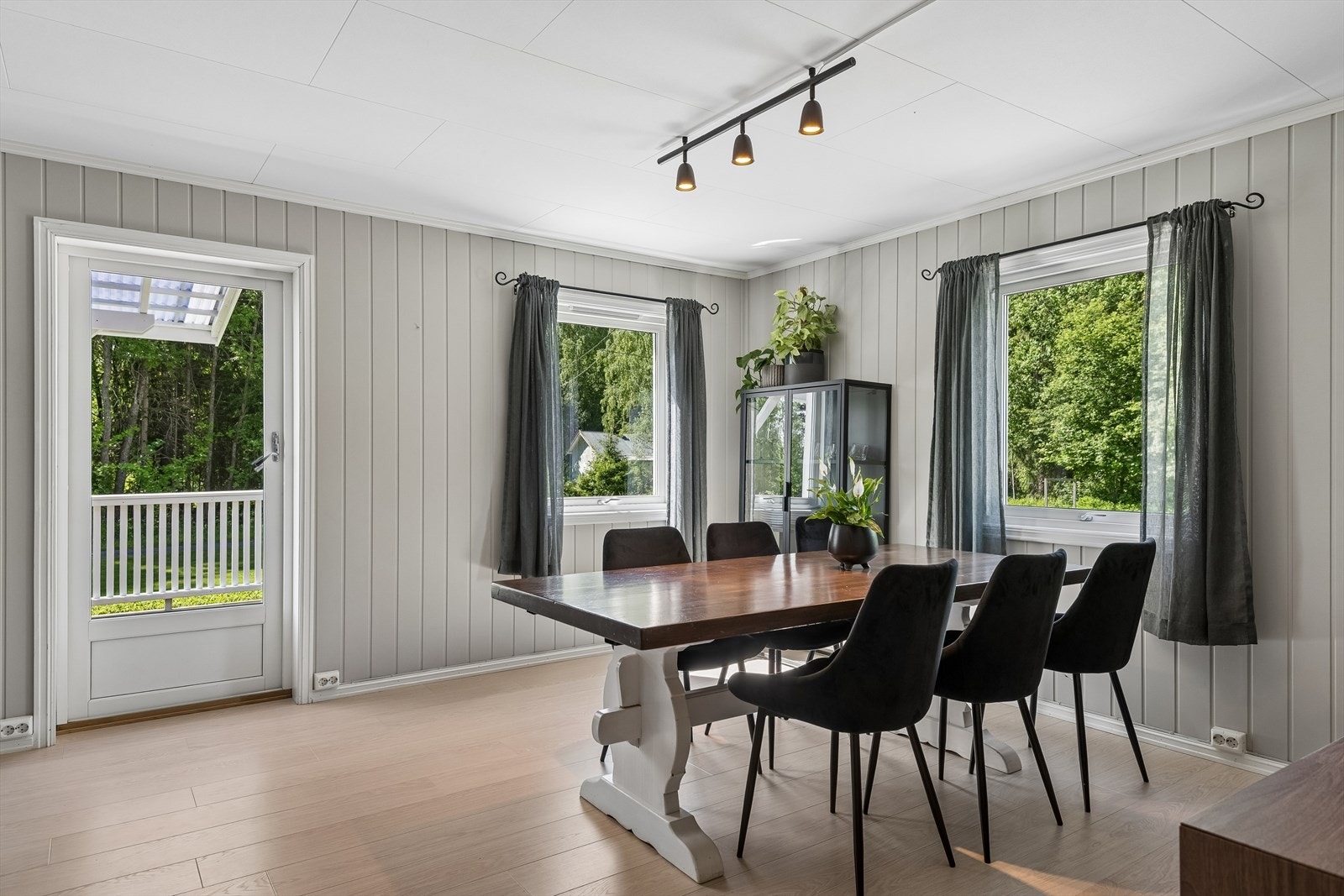 Spisestuedelen har plass til et stort spisebord for hyggelige sammenkomster. Galleribilde
