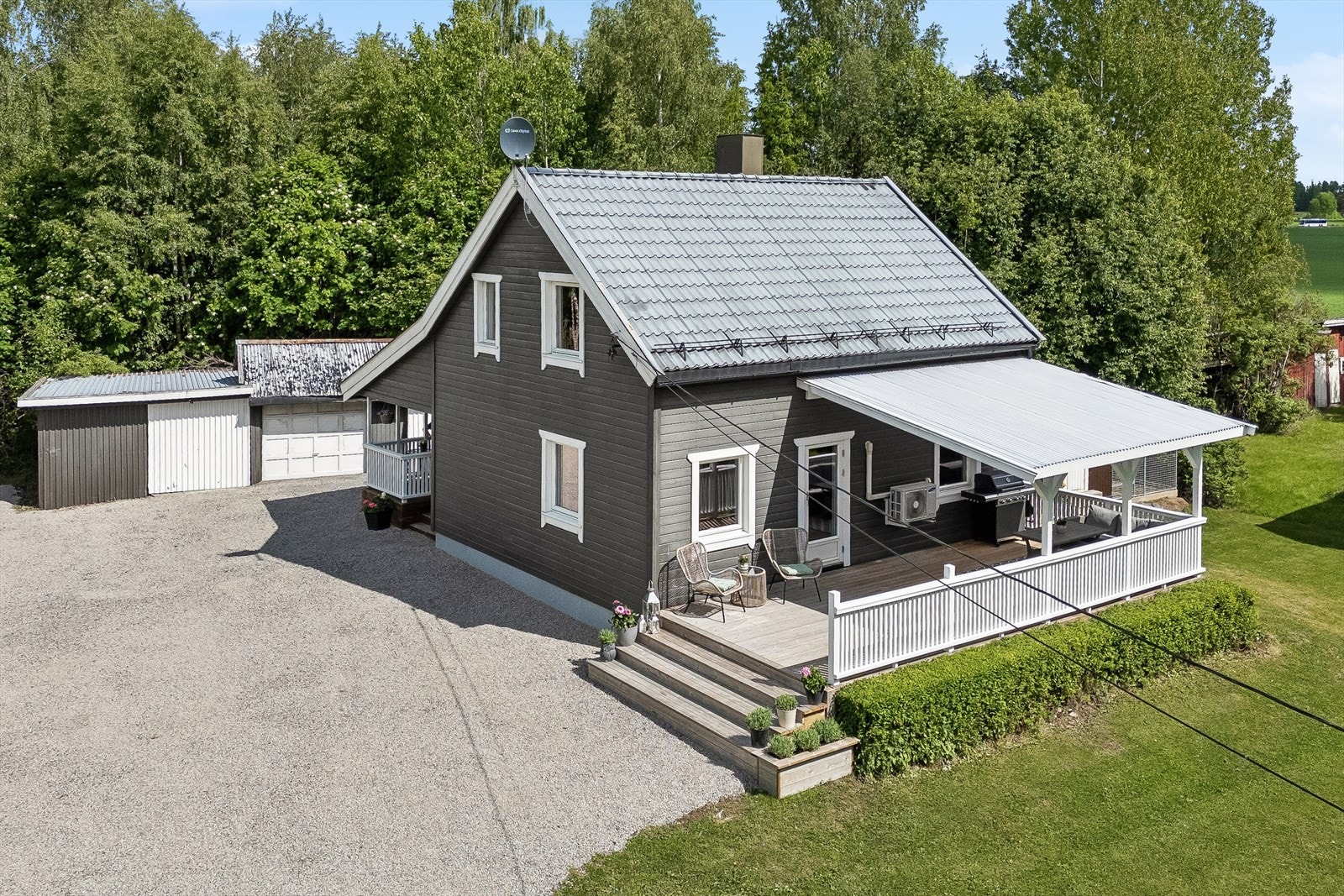 Enebolig fra 1952 med to overbygde terrasser og en stor opparbeidet tomt. Galleribilde
