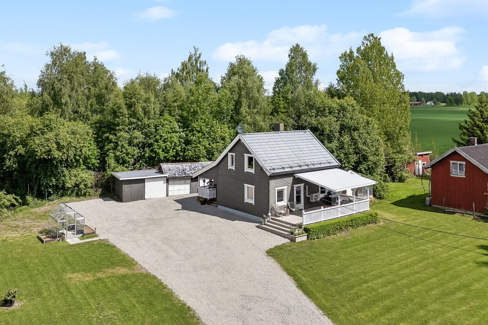 Eiendommen har en landlig beliggenhet og inkluderer garasje/uthus, drivhus og en egen gapahuk. Galleribilde