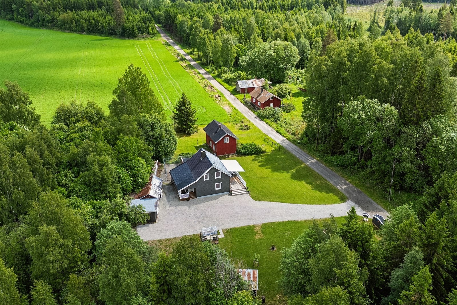 Eiendommen har en stor gårdsplass med gode parkeringsmuligheter. Galleribilde