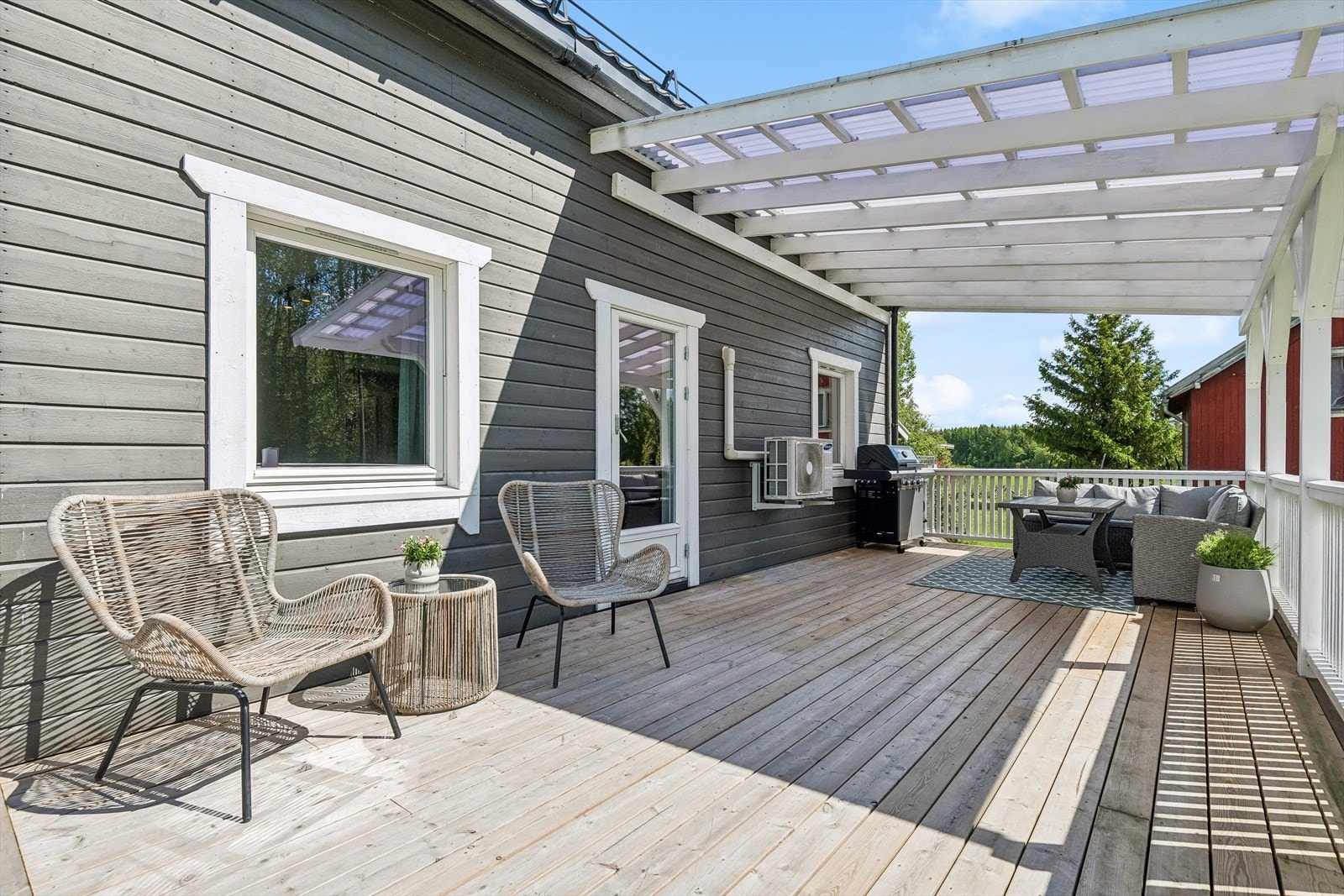 Den overbygde verandaen utenfor stuen er romslig, med god plass til flere sittegrupper. Deler av verandaen er også åpen, uten tak. Galleribilde