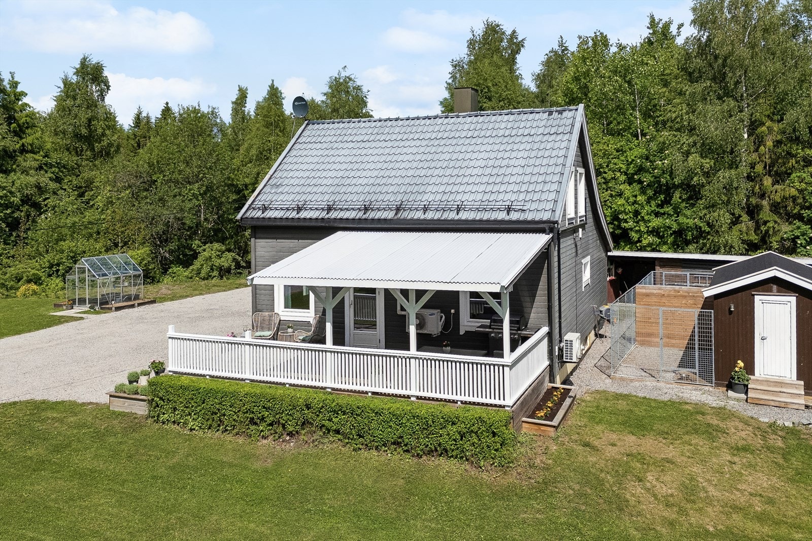 Tak over terrassen gir ly for været og forlenger utendørssesongen. Hundehus og innhegning følger ikke eiendommen ved salg. Galleribilde