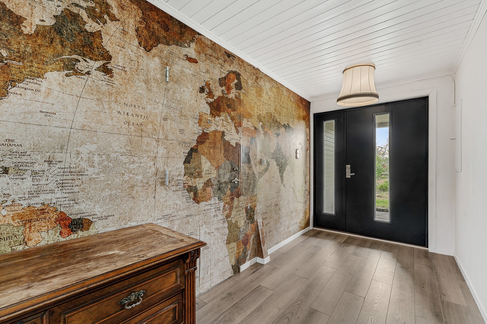 Fra den gangen er det adkomst til en innredet hybeldel med intern forbindelse til hovedboligen. Delen er ikke godkjent som selvstendig boenhet. Galleribilde