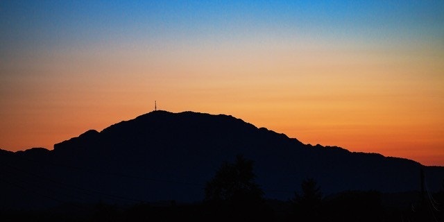 Solnedgang med fargespill over Siggjo Galleribilde