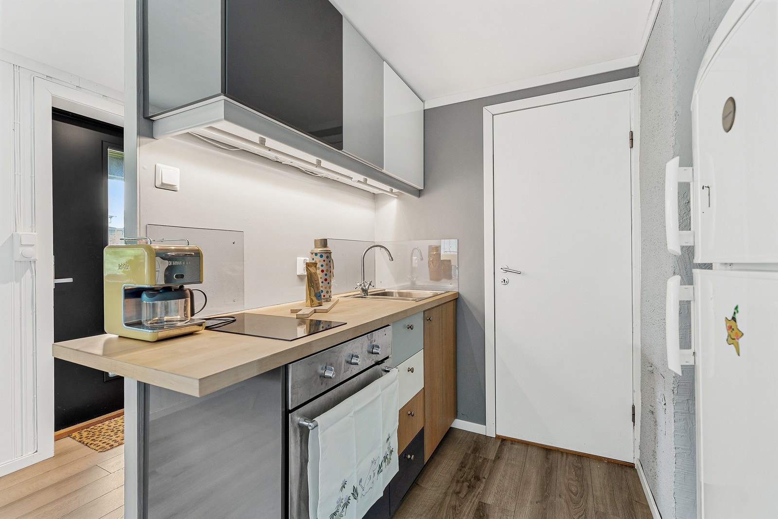 Kjøkkenkrok med laminerte fronter og laminert benkeplate. Av integrete hvitevarer er det stekeovn og platetopp. Galleribilde