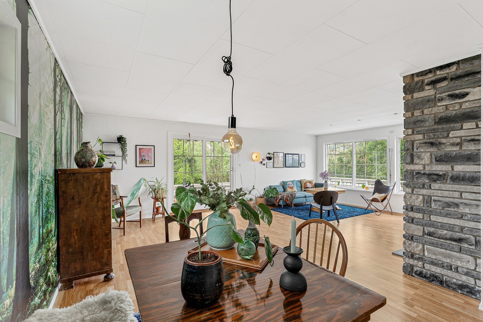 Store vindusflatene slipper inn rikelig med dagslys. Galleribilde