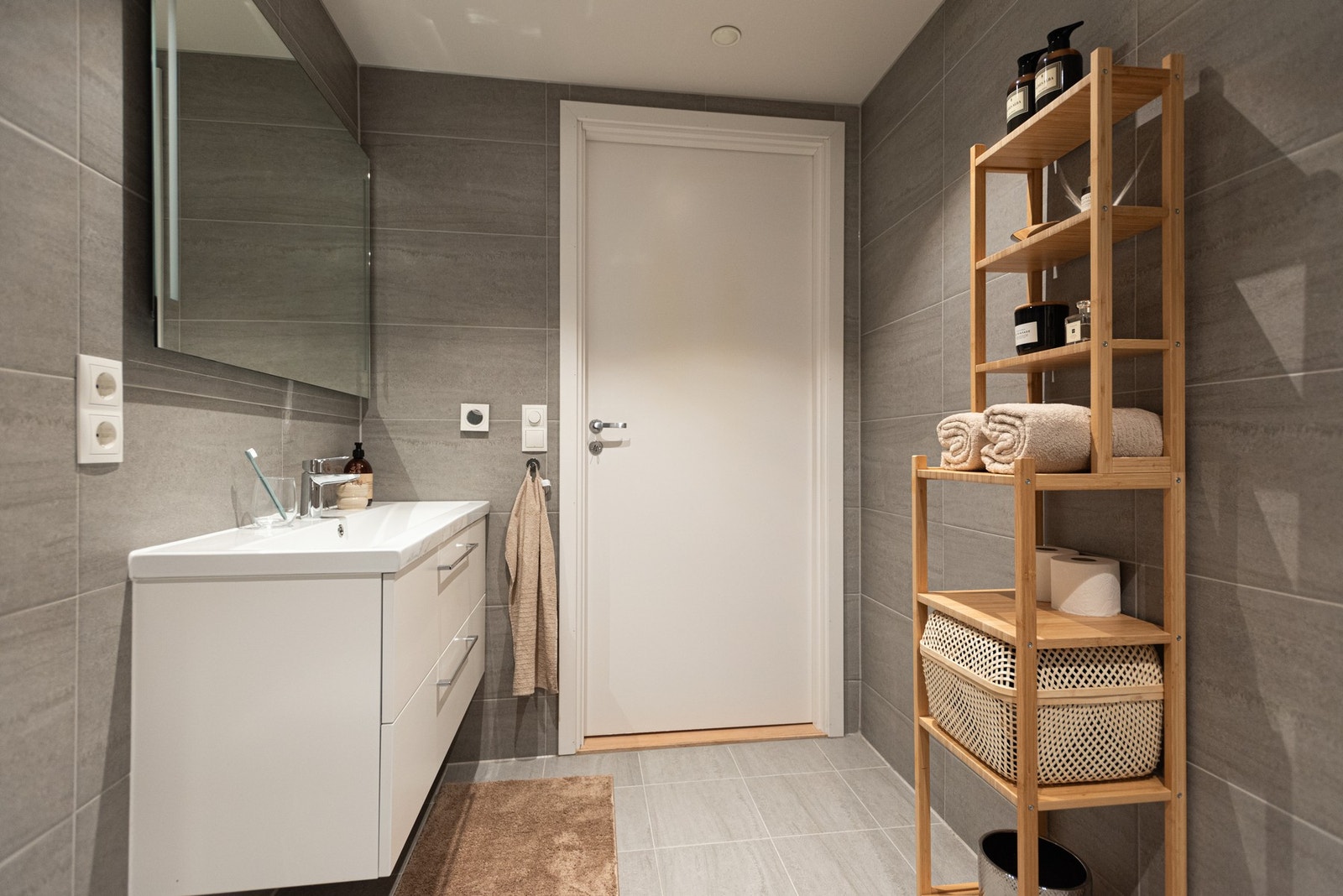 Badet har gode oppbevaringsmuligheter. Galleribilde