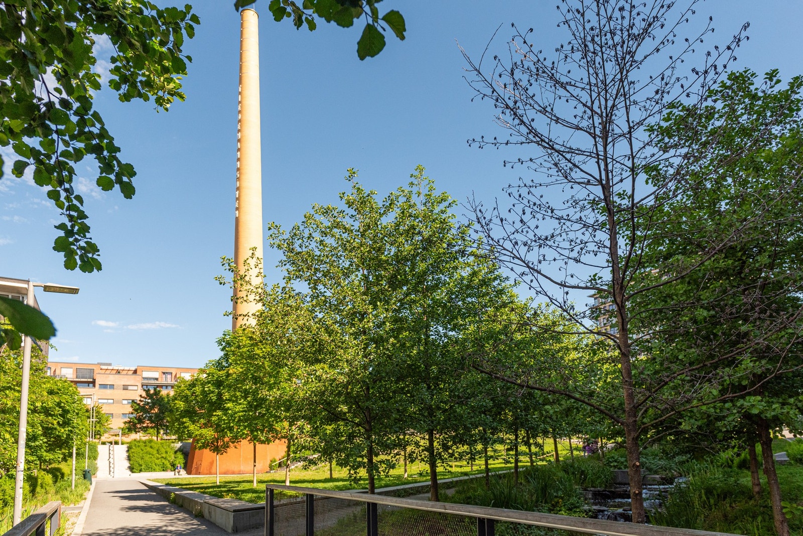 Leiligheten ligger rett ved populære Tiedemannsparken, et grønt og attraktivt rekreasjonsområde på Ensjø. Galleribilde