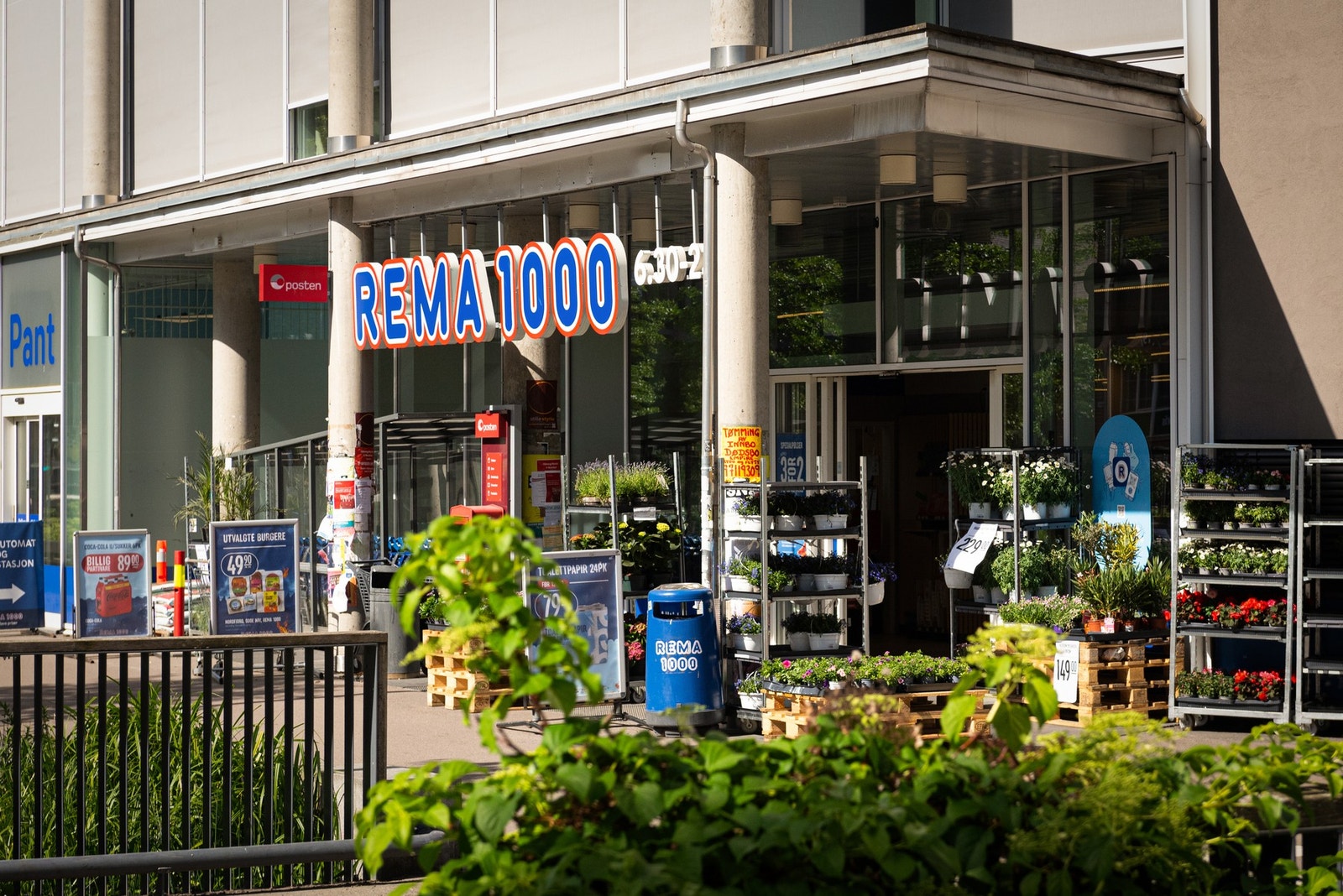 Et godt utvalg av dagligvarebutikker, deriblant Kiwi og Rema 1000, ligger i kort gangavstand fra boligen. Galleribilde