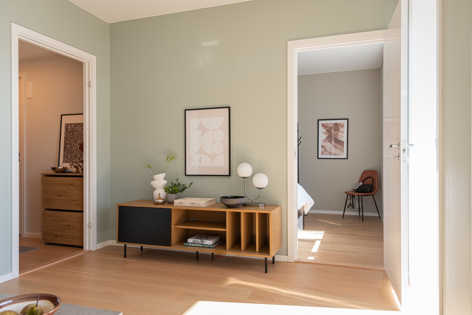 Stuen har god plass til både sofagruppe og medievegg, med flere møbleringsmuligheter. Galleribilde