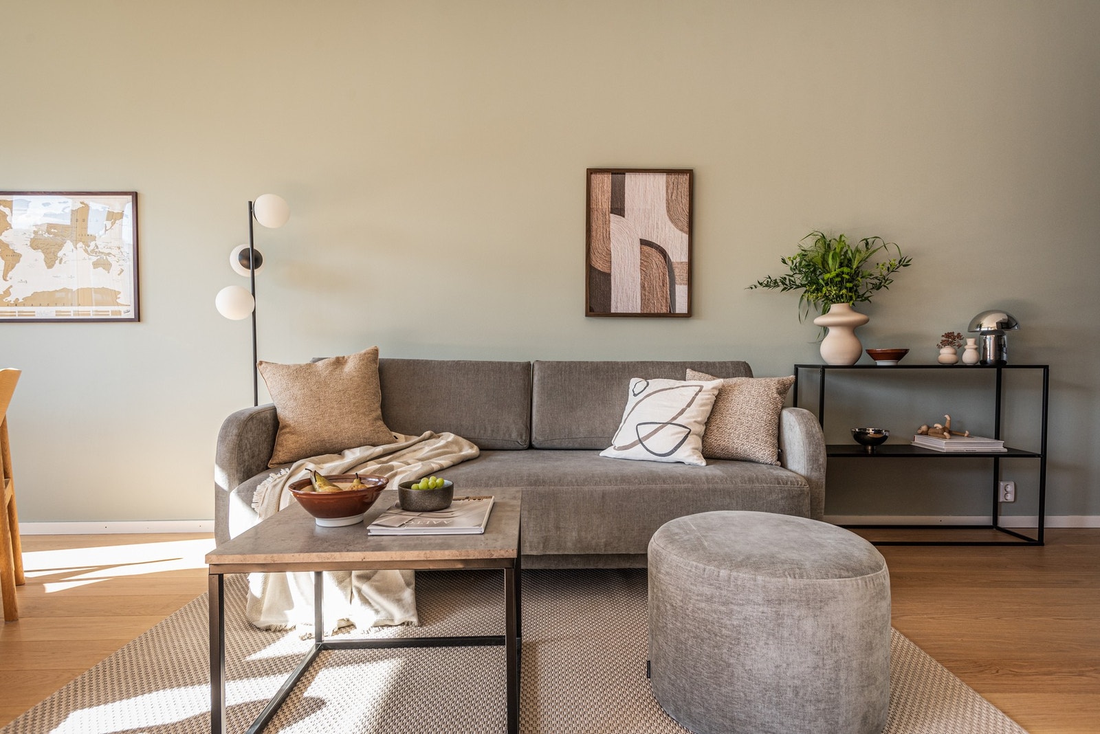 Stilrent fargevalg på veggene og 1-stavsparkett på gulvet skaper et moderne og harmonisk uttrykk. Galleribilde