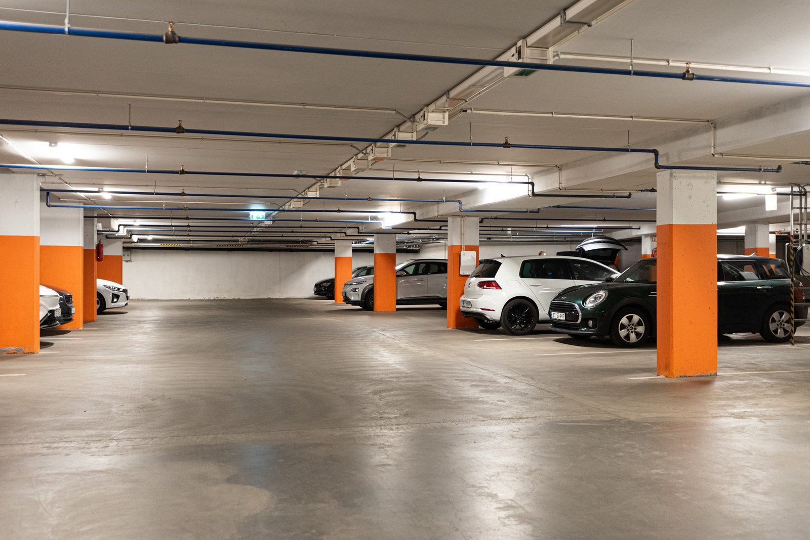 Det medfølger ikke garasjeplass til leiligheten. Det er tidvis mulighet for både leie og kjøp av parkeringsplasser internt i sameiet/realsameiet. Galleribilde